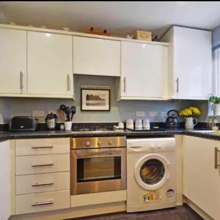 Dom wakacyjny Sunny Family 4-sleeper Near Newquays Beaches *