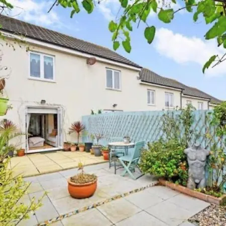 Sunny Family 4-sleeper Near Newquays Beaches *