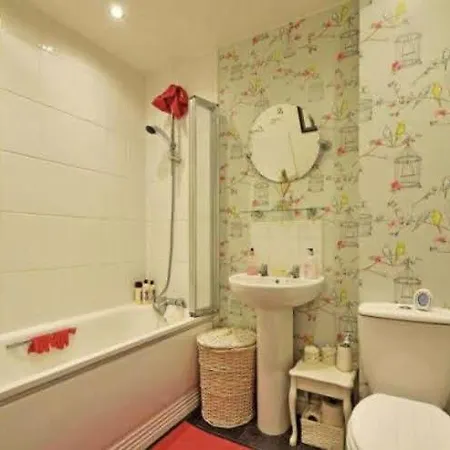 Sunny Family 4-sleeper Near Newquays Beaches * New Quay